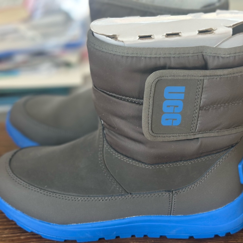UGG snow boots - kid size 3